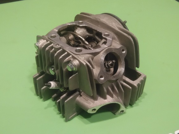 Головка цилиндра в сборе с распредвалом двиг. LF120 см3, YX 140 см3  SM-PARTS pitbikemarket.ru